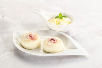 Curd pancakes with sour cream