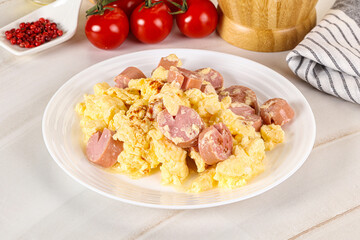 Healthly breakfast with scamble and sausages