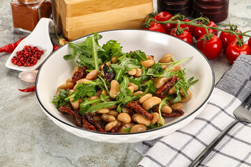 White canned beans with arugula and dry tomatoes
