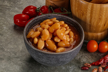 Canned beans in tomato sauce