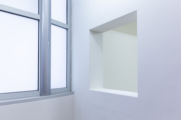 Lichtdurchfluteter Raum mit Innenfenster und Milchglas
