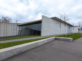 Das Vitra Design Museum ist ein Designmuseum in Weil am Rhein ( Deutschland ), an der Grenze zur Schweizer Stadt Basel.