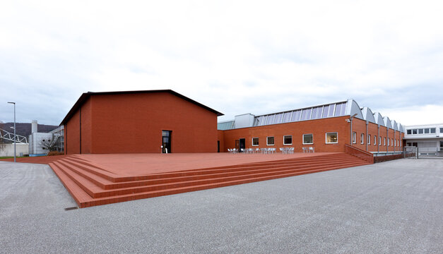 Rote Backsteinarchitektur mit Treppen und Glasdetails

