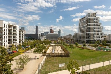 Urbanes Wohngebiet mit Grünflächen und moderner Architektur in Frankfurt
