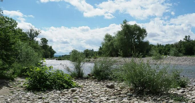Isteiner Schwellen im Altrhein mit kleinen Inseln in der Mitte des Rheins mit wilder Vegetation und ihren Sand- und Steinstr&auml;nden als beliebtes Naherholungsgebiet
