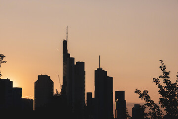 Frankfurter Skyline als Silhouette bei Sonnenaufgang oder Sonnenuntergang
