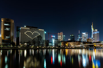 Fototapeta premium Frankfurter Skyline bei Nacht mit beleuchtetem Herz am Intercontinental Hotel 