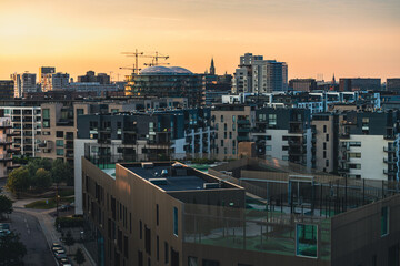 Stadtblick über moderne Wohngebiete und Baustellen in Kopenhagen bei Sonnenuntergang
