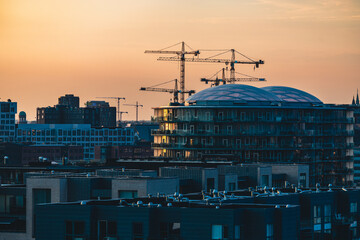 Baustellen und moderne Architektur in Kopenhagen bei Sonnenuntergang 