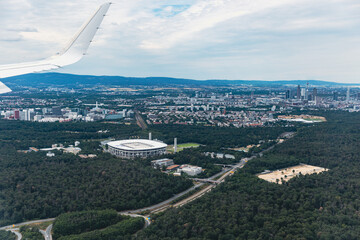 Luftaufnahme von Frankfurt mit Deutsche Bank Park und Skyline im Hintergrund
