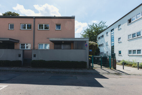 Reihenh&auml;user der Ernst-May-Siedlung in Frankfurt mit moderner Architektur und bepflanztem Vorgarten