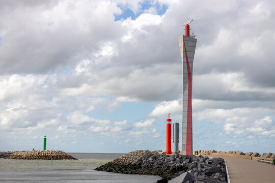 Moderne Leuchtt&uuml;rme und Radarturm an der Hafeneinfahrt von Ostende mit Blick auf die Nordsee