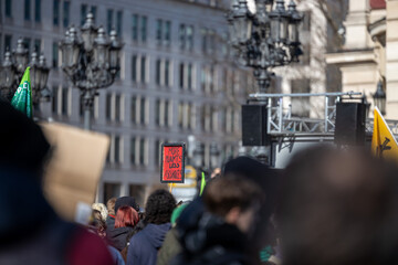 Klimaprotest in der Innenstadt – Demonstration mit Plakaten
