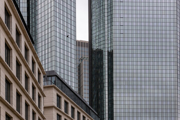 Marienturm zwischen Deutsche Bank Türmen