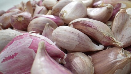 A captivating macro, garlics become a universe of their own. Marvel at the graceful curves, the play of light, and the sensual allure of these culinary gems. 
