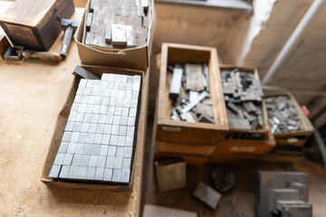 Lettern und Metallblöcke in einer historischen Schriftgießerei

