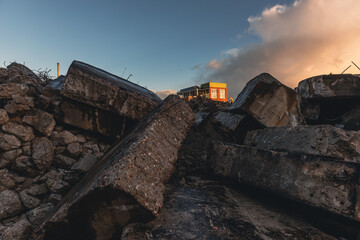 Betontrümmer im Abendlicht – Zeugnisse eines Rückbaus vor dramatischem Himmel