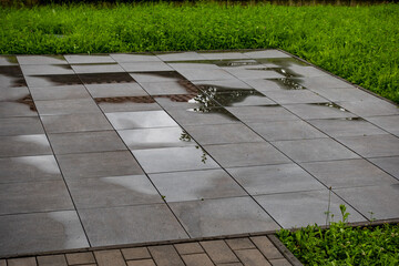 Pfütze auf der Terrasse nach vielem Regen
