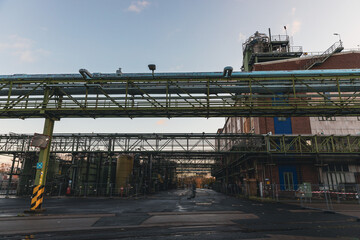 Industrieanlage in Frankfurt-Griesheim mit Rohrleitungen und Metallstrukturen bei Tageslicht