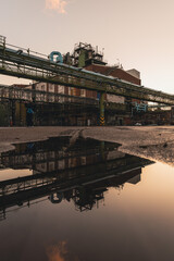 Spiegelung einer Industrieanlage in Frankfurt-Griesheim im Abendlicht 