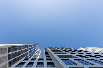 Frankfurter Himmel - Moderne Hochhäuser vor blauem Himmel in Frankfurt – vertikale Ansicht