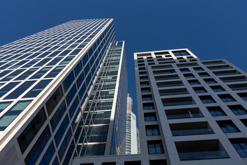 Hochh&auml;user in Frankfurt &ndash; Taunus Turm und Commerzbank bei strahlendem Sonnenschein