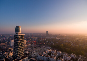 Fototapeta premium Luftaufnahme von Frankfurt bei Sonnenaufgang mit Blick auf Hochhäuser und Wohngebiete