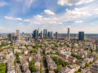 Luftaufnahme der Frankfurter Skyline an einem sonnigen Sommertag