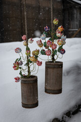 雪と花飾り