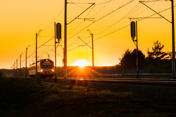 Pociąg jadący w zachodzącym słońcu