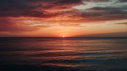 Naklejka premium Evening Elegance Sunset Over the Sea in Subdued Tones