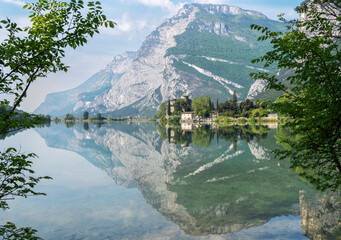 Toblinosee mit Schloss Toblino (romantische Schloss an den Ufern des Toblinosees)