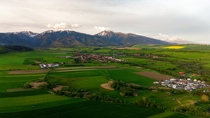 panorama góry szczyty pola zielone