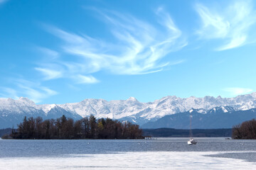 die Roseninsel im Starnberger See vor den bayerischen Bergen