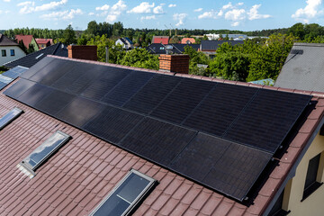 Odnawialne źródła energii, zielona energia ze słońca, panele fotowoltaiczne, instalacja.  © MR. Stanek