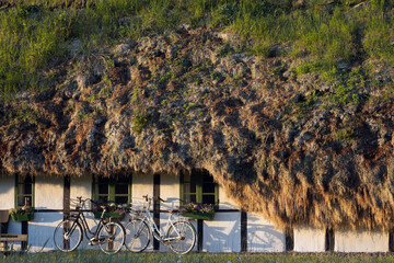 Fahrräder vor altem Tanghaus mit Seetang auf dem Dach, Gammel Østerby, Laesoe, Dänemark	