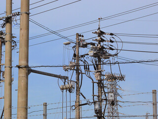 変電所周辺で密集する電柱。
日本の電力供給ネットワーク。