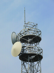 アンテナ塔とパラボラアンテナ。
クローズアップ。