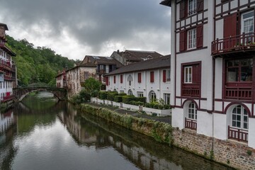 Obraz premium view of the old town of Saint-Jean-Pied-de-Port with the stone bridge over the Nive River