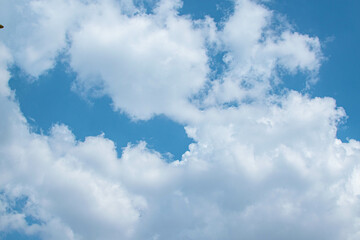 Imagen horizontal de un cuelo nublado 