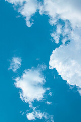 Hermoso paisaje de un cielo azul con nubes blancas en formato vertical