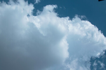 Imagen horizontal de un cielo azul oscuro a punto de llover 