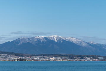 青々と晴れ渡った冬の琵琶湖の風景　大津から個性の山々を臨む　