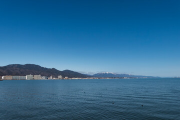 青々と晴れ渡った冬の琵琶湖の風景　大津から個性の山々を臨む　