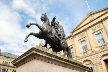 Obraz premium The Duke of Wellington statue (1852) at Register House, Princes St, Edinburgh, Scotland, UK. Wellington is mounted on his favourite horse, Copenhagen.