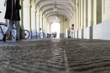 Unter den Arkaden der Burgerbibliothek Bern
