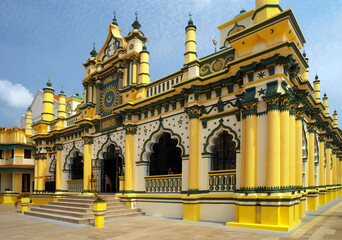 Fototapeta premium Masjid Abdul Gaffoor Mosque in the Kampong Kapor district of Singapore. The mosque was constructed in 1907, and major restoration of the building was completed in 2003.