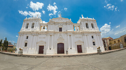 Obraz premium View of the beautiful Baroque Neoclassicall city of Leon in Nicaragua, Its majestic white Cathedral-Basilica of the Assumption of the Blessed Virgin Mary 