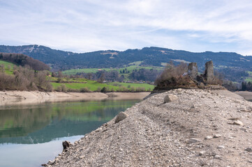 Ruine du ch&acirc;teau de l'&icirc;le d'Ogoz et lac de la Gruy&egrave;re au printemps