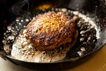 フライパンで焼くハンバーグ